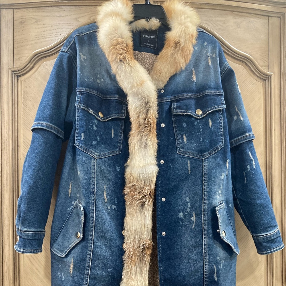 DOSHE LIMITED EDITION WOMENS DISTRESSED JEAN JACKET SIZE SMALL FUR